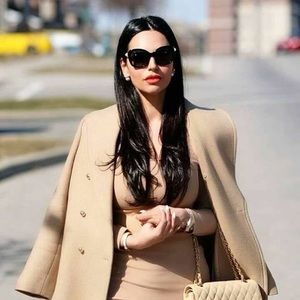 Meet your Posher, Hatefa